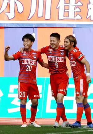 Assist of the yearに選出した堀米(右)。第40節ホーム岐阜戦では、堀米からのパスを受けた本間(左)が先制ゴールを決め、渡辺新(中央)と喜び合った