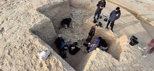 中東バーレーンで栄えたとされる、古代文明「ディルムン」の古墳を発掘調査する様子(アアリ古墳群西考古学プロジェクト提供)