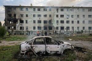 18日、ウクライナ東部ハルキウでロシアの無人機攻撃を受けたアパート(ロイター=共同)