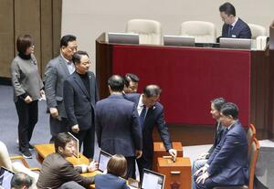 韓国国会で行われた尹錫悦大統領の弾劾訴追案の採決で、投票する議員ら=12月7日、ソウル(共同)