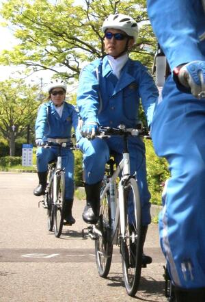 自転車利用者の街頭指導に向かう県警の「サイクルポリス」=7日、新潟市中央区