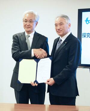 協定を締結した長岡市の磯田達伸市長（左）と長岡商業高の小林皇司校長＝アオーレ長岡