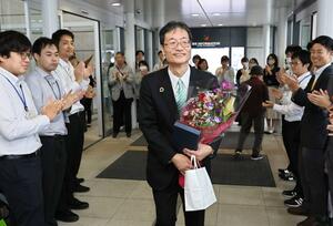 職員に見送られ、市役所を出る燕市の鈴木力市長=22日、燕市役所