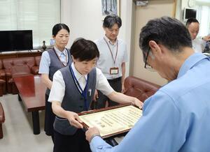 山崎真吾署長から感謝状を受け取る金澤かおるさん=十日町署