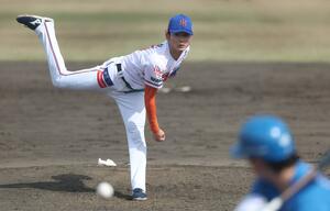 ロングリリーフで６回無失点と好投したオイシックス２番手の高野結羽＝１７日、長岡市悠久山球場