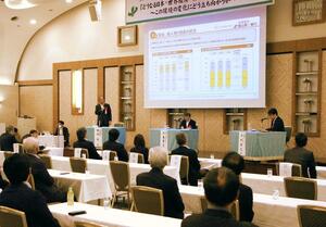 株価など経済の行方について語り合った鼎談=9月25日、長岡市のホテル
