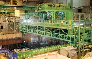 柏崎刈羽原発6号機の原子炉に核燃料を移すための大型の機械=12日午後、新潟県