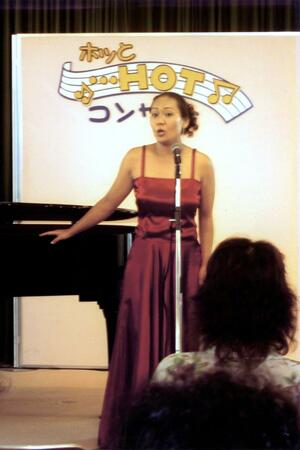 故郷の新潟市でのコンサートで歌声を披露する坂田雅美さん＝２００４年９月、新潟市中央区（両親提供）