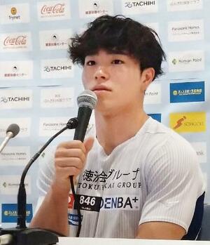 体操の全日本シニア選手権を前に、記者会見する岡慎之助=5日、東京・エスフォルタアリーナ八王子