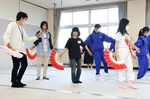 秋の発表会に向けて綾子舞の練習に取り組む小中学生=柏崎市新道