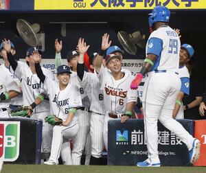 2回、周東の右前打で生還した三走レイエスを迎える西武の滝澤夏央(左から3人目)ら全パナイン=京セラドーム
