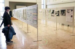 差別解消に向けた取り組みを紹介する「いのち・愛・人権」加茂展＝加茂市幸町２