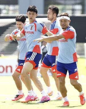 オランダ戦に向け調整する遠藤(左から2人目)ら=10日、ナッシュビル近郊(共同)