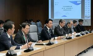 　防衛産業の成長戦略を議論する作業部会に出席した小泉防衛相（左から３人目）と赤沢経産相（同２人目）＝１６日午後、防衛省