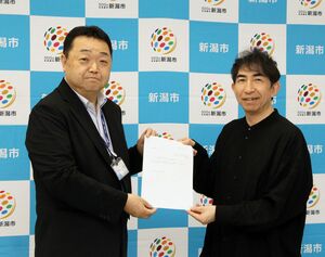 家庭用ごみ自己搬入手数料の値上げを小泉英康環境部長に答申する、新潟市清掃審議会の関谷浩史会長(右)=9月8日、新潟市役所