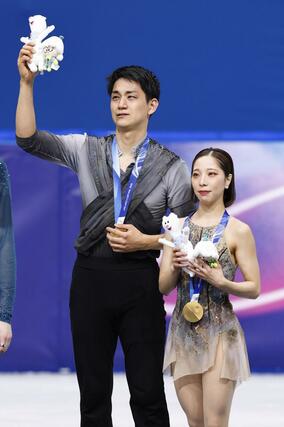 ペアで金メダルを獲得した三浦璃来（右）、木原龍一組＝ミラノ（共同）