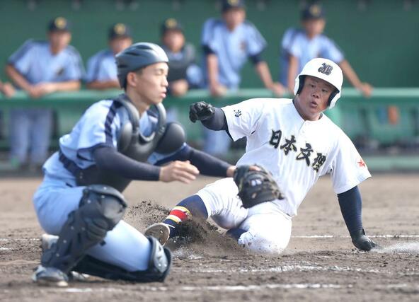 日本文理－高岡第一　日本文理５回１死二塁、適時打で生還する二走秦碧羽。４－０＝高岡西部総合公園野球場