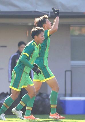 前半、先制点を決め喜ぶMF樋口汐音(奥)=29日