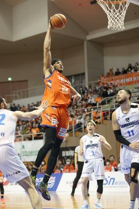 新潟-徳島 第3クオーター、新潟のカイル・ハルトがシュートを決めて47-39=東総合スポーツセンター