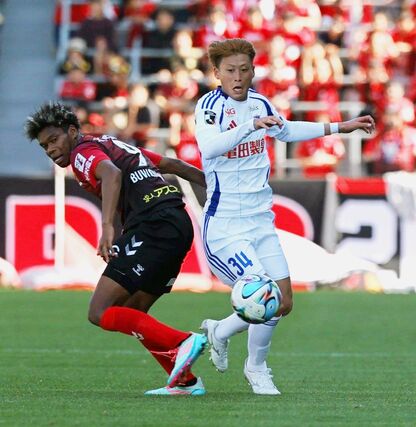 後半、激しいプレスでボールを奪うＤＦ藤原優大＝金沢ゴーゴーカレースタジアム