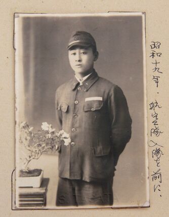海軍への入隊を控えた板垣作五郎さん=1944年撮影(板垣和正さん提供)