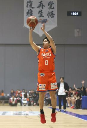 新潟－岐阜　第１クオーター、シュートを打つ樋口蒼生＝アオーレ長岡