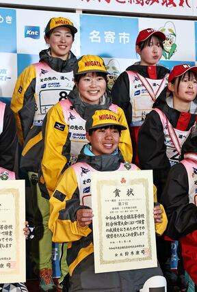 女子リレー 表彰式で笑顔を見せる7位十日町総合の選手たち=2月11日、北海道名寄市