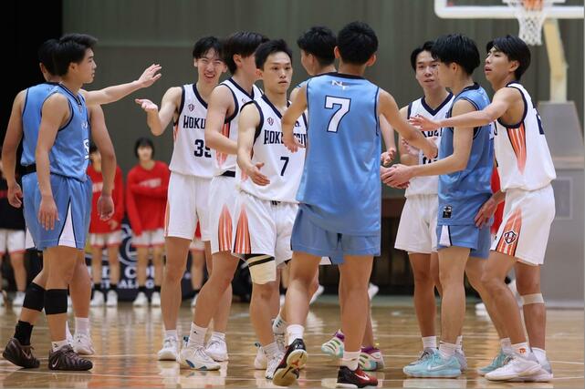 男子決勝リーグ　北越－新潟工　試合終了後、健闘をたたえる両チームの選手たち＝新潟市体育館