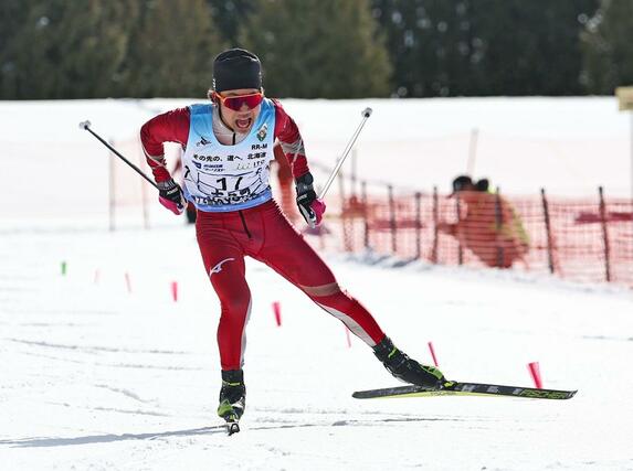 男子40キロリレー 懸命に追い上げて2位でゴールする十日町の坂詰真吾=2月11日、北海道名寄市