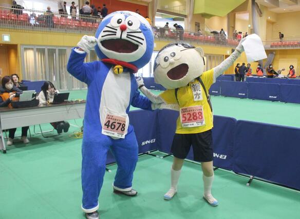 
溶けた雪の水分を含んで重くなった着ぐるみで完走した仮装ランナー。防寒効果もあったという＝１月１日、三条市
