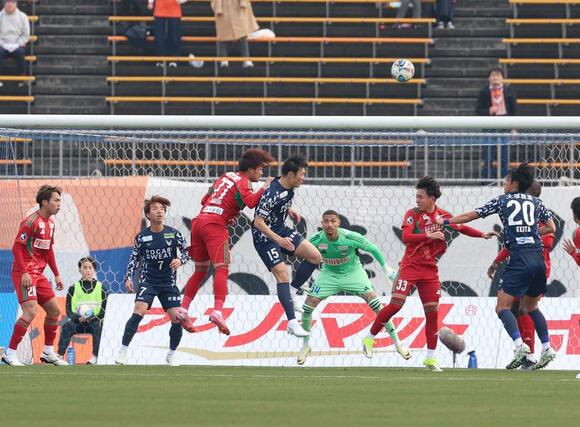 徳島－新潟　後半、頭でクリアするＤＦ舩木翔（７７）＝鳴門大塚