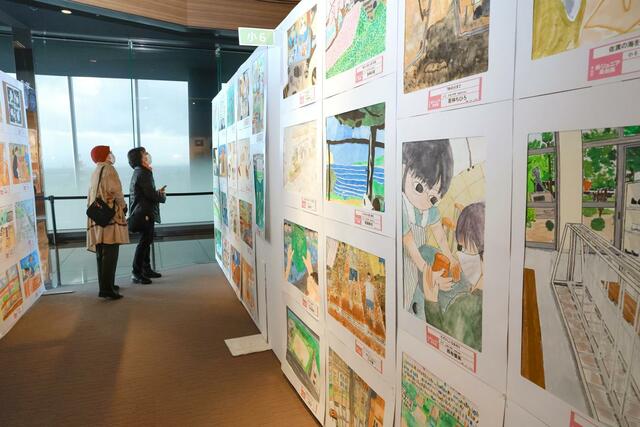 色彩豊かな作品が並ぶ県ジュニア美術展覧会の新潟展＝２６日、新潟市中央区万代３