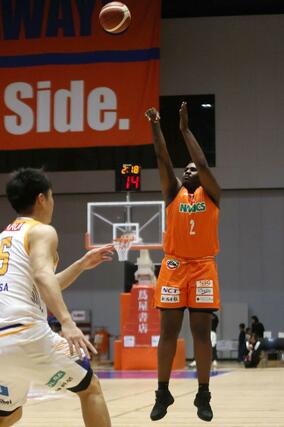 新潟-岡山 第1クオーター、マックが3点シュートを沈めて22-15=アオーレ長岡