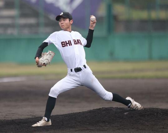 新津－新発田　４回を投げ無失点と好投した新発田の東海林瑛太＝新発田市五十公野