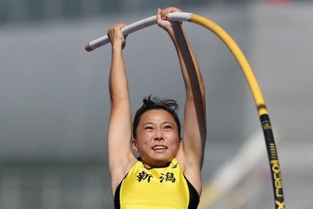 成年女子棒高跳び決勝　１２位の釜田美久（新潟医療福祉大）＝１０月１１日、佐賀県佐賀市　ＳＡＧＡスタジアム