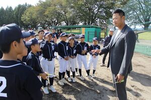 試合終了後に選手たちの健闘をたたえるマック鈴木さん=25日、村上市岩沢