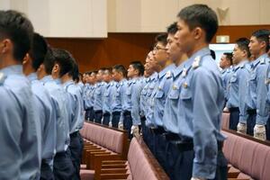 警視庁警察学校の入校式に臨む大卒の初任科生=5日午前、東京都府中市