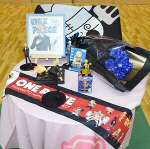 　キャラクター・サンジの誕生日を祝福して置かれた漫画「ＯＮＥ　ＰＩＥＣＥ」のフィギュアなど＝３日午前、熊本県益城町