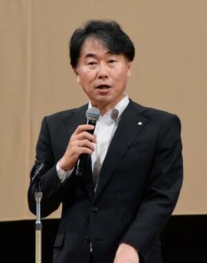 マスコミ倫理懇談会の第67回全国大会であいさつする福井新聞の吉田真士社長=9日午前、福井市