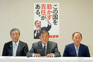 自民党役員会に臨む(左から)森山幹事長、石破首相、菅副総裁=29日午前、東京・永田町の党本部