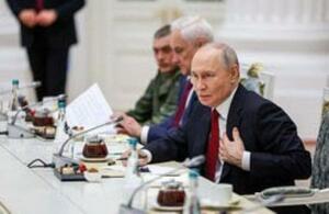 　ウクライナ侵攻に参加する兵士らとの会合で話すロシアのプーチン大統領＝１２日、モスクワ（ロシア大統領府提供・共同）