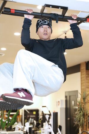 ジムでトレーニングに汗を流す星野洸我さん＝湯沢町神立