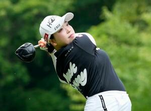 第3日、6番でティーショットを放つ後藤未有。通算10アンダーで首位=北海道CC
