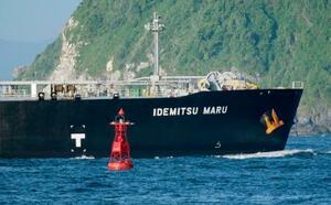 伊勢湾に入る出光興産の大型原油タンカー「出光丸」=25日午前6時21分、愛知県田原市の伊良湖岬から撮影
