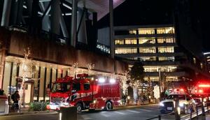 エレベーターが急停止した東京スカイツリー付近に集まった緊急車両=22日夜、東京都墨田区