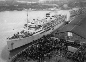 　１９５９年１２月１４日、北朝鮮への帰還事業の第１陣を乗せ新潟港から出航する船