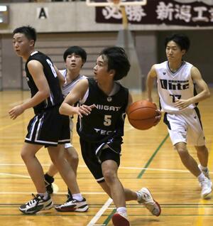 男子準々決勝 長岡大手-新潟工 第3クオーター、積極的に攻める新潟工の宮原飛優=新潟市鳥屋野総合体育館