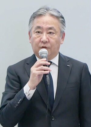 子会社の燃費不正問題で謝罪するIHIの井手博社長=5月8日