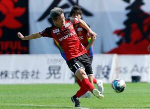 　福島―岐阜　前半、パスを出す福島・三浦＝とうスタ