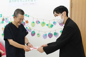 エポンゴルフの遠藤新太郎常務(右)から目録を受け取る柳原俊雄理事長=燕市吉田神田町